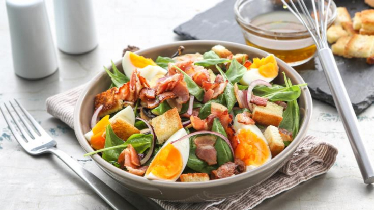 Salată de spanac cu dressing cald de bacon