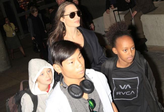 Angelina Jolie, alaturi de copii sai la aeroport. Iata cum a fost surprinsa
