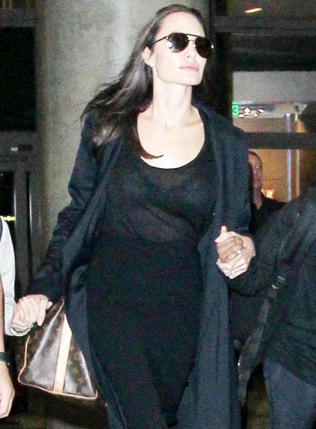 Angelina Jolie, alaturi de copii sai la aeroport. Iata cum a fost surprinsa