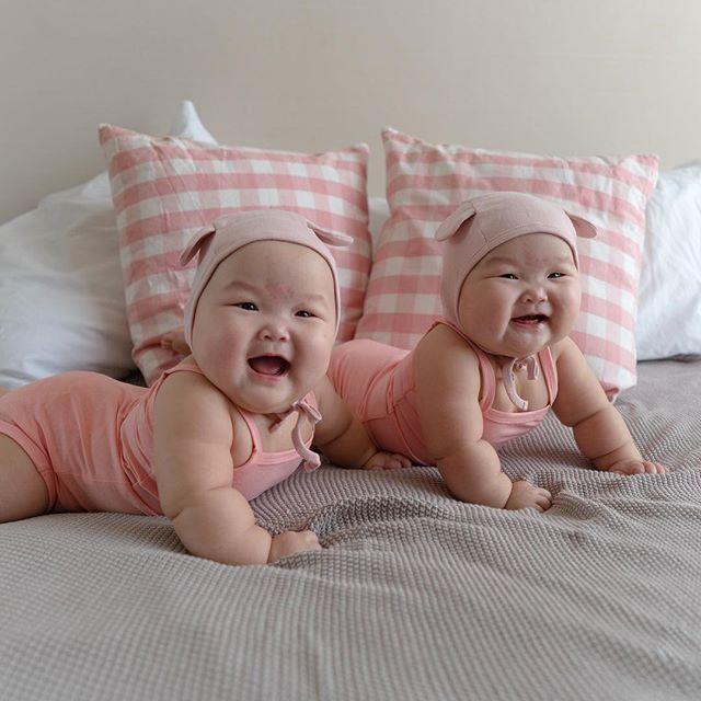 Două durdulii de 8 luni fac furori pe Instagram cu fotografiile lor!
