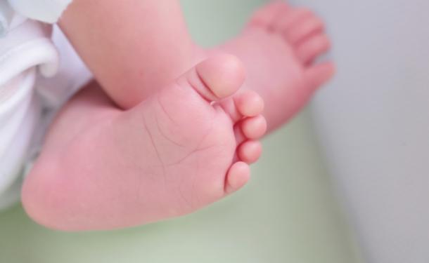 Analiza de sânge din călcâiul nou-născutului: două picături de sânge care pot schimba întreaga viață