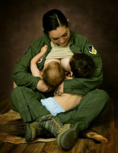 Mămici „în uniformă”: fotografii ale femeilor de diferite profesii care alăptează