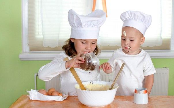 Чем занять ребенка на кухне, пока вы готовите? Часть 2