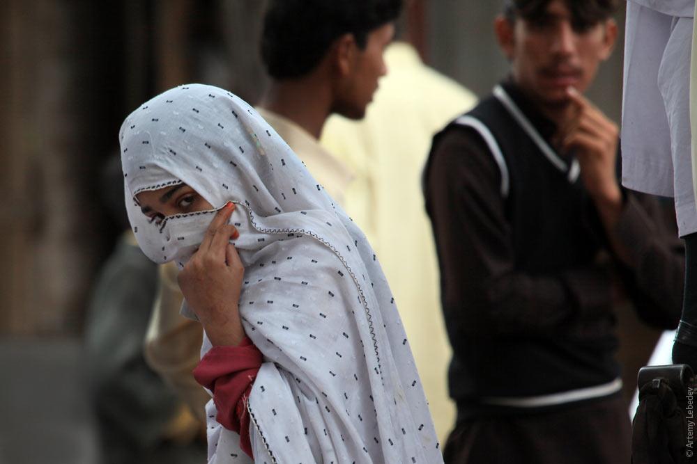 В Пакистане предложили разрешить мужьям слегка бить жен