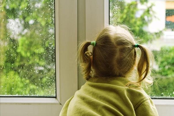 Специалисты обращают внимание на то, что москитные сетки представляют опасность для детей