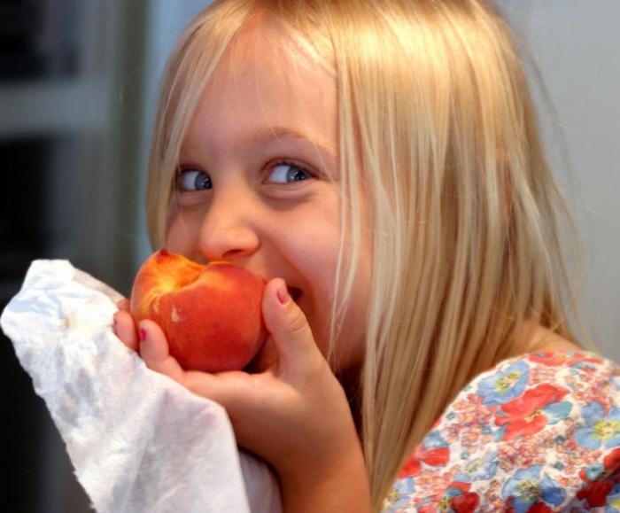UNDP поможет обеспечить воспитанников детсадов и школьников свежими фруктами