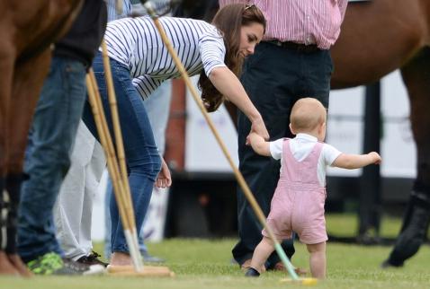Prințul George în vîrstă de numai 10 luni – este cel care da tonul în lumea modei