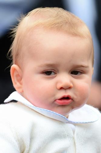 Prințul George în vîrstă de numai 10 luni – este cel care da tonul în lumea modei