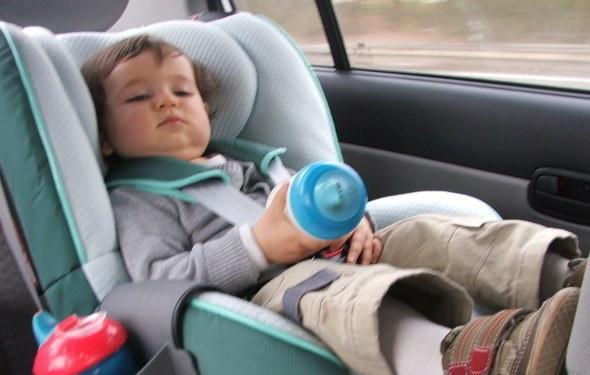 Poate oare copilul să doarmă în scaunul auto?