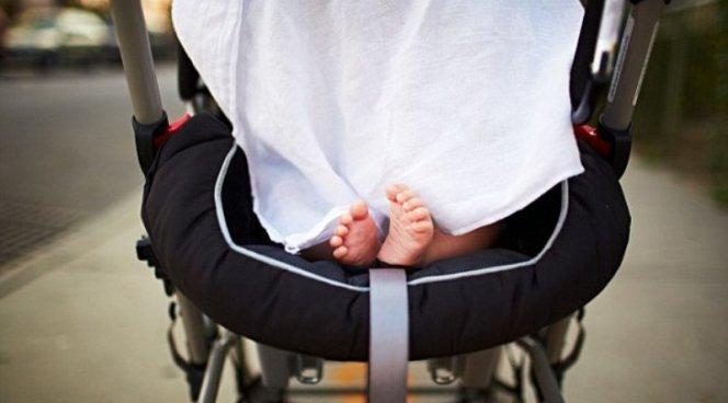 Специалисты запретили летом накрывать детские коляски
