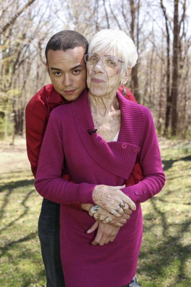 Cel mai ciudat cuplu din lume: el are 31 de ani, ea are 91