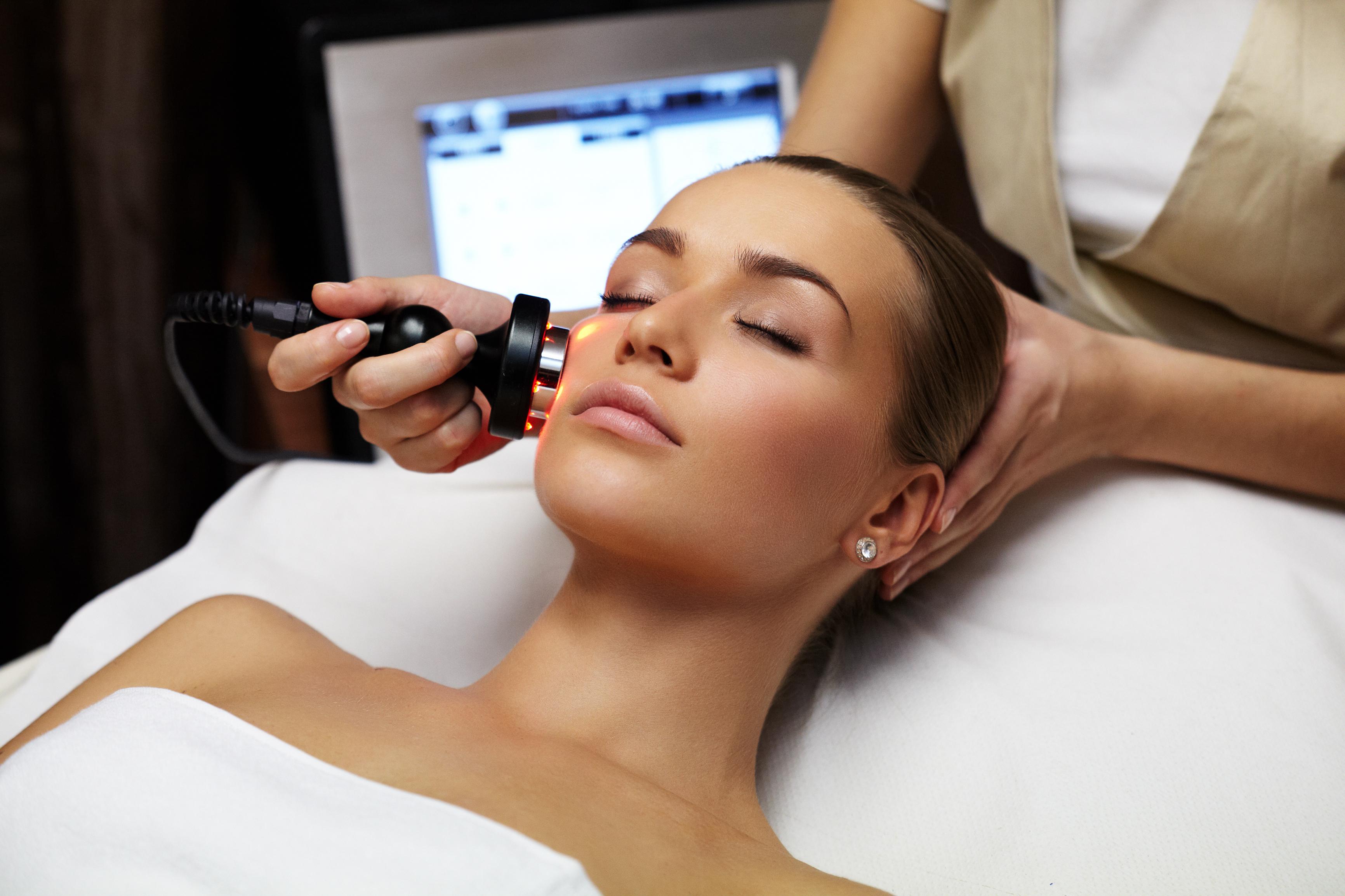 Восстанавливаем кожу после лета: советы косметолога, обзор процедур и информация о стоимости