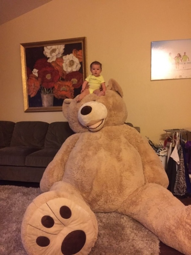 Посмотрите, какого огромного медведя дедушка купил своей внучке