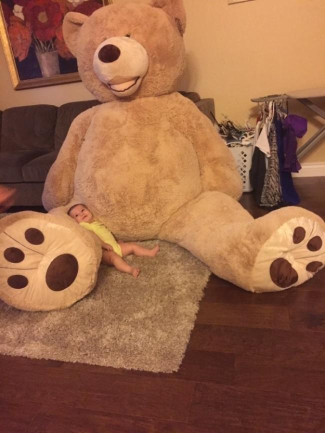 Посмотрите, какого огромного медведя дедушка купил своей внучке