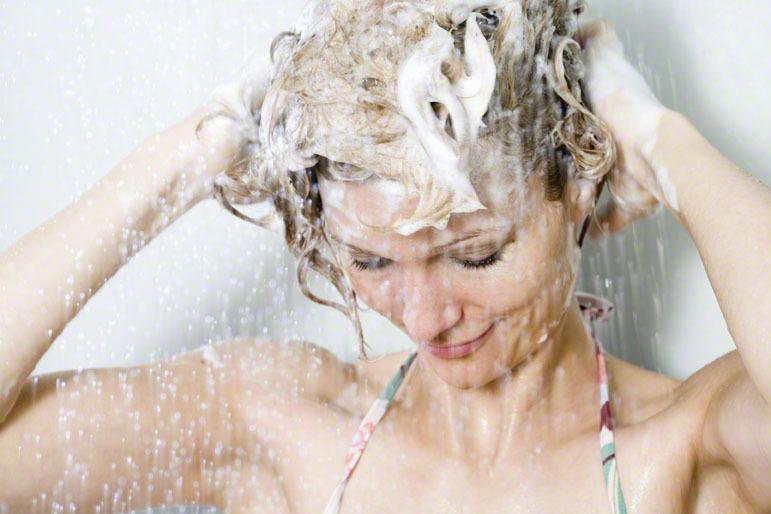5 cauze să ne spălăm pe cap mai rar