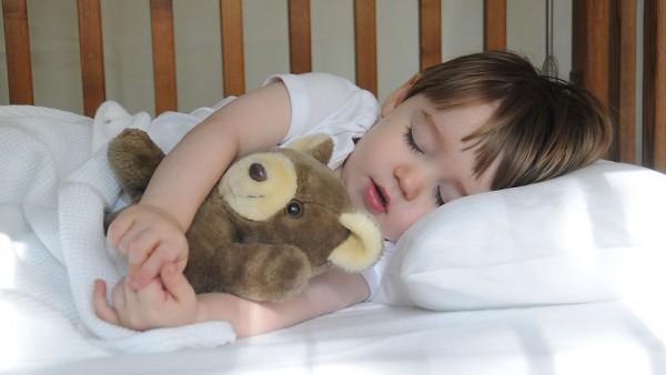 Lipsa de somn în copilărie ne afectează grav la maturitate