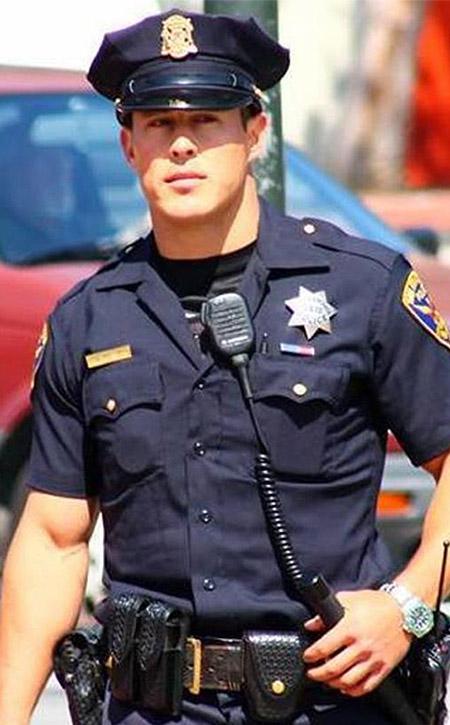 Noua vedetă a Facebook – un polițist din San Francisko