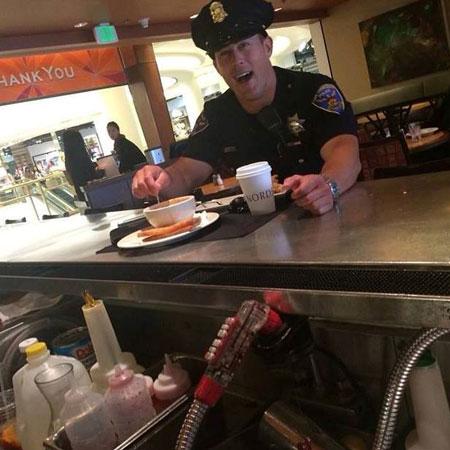 Noua vedetă a Facebook – un polițist din San Francisko