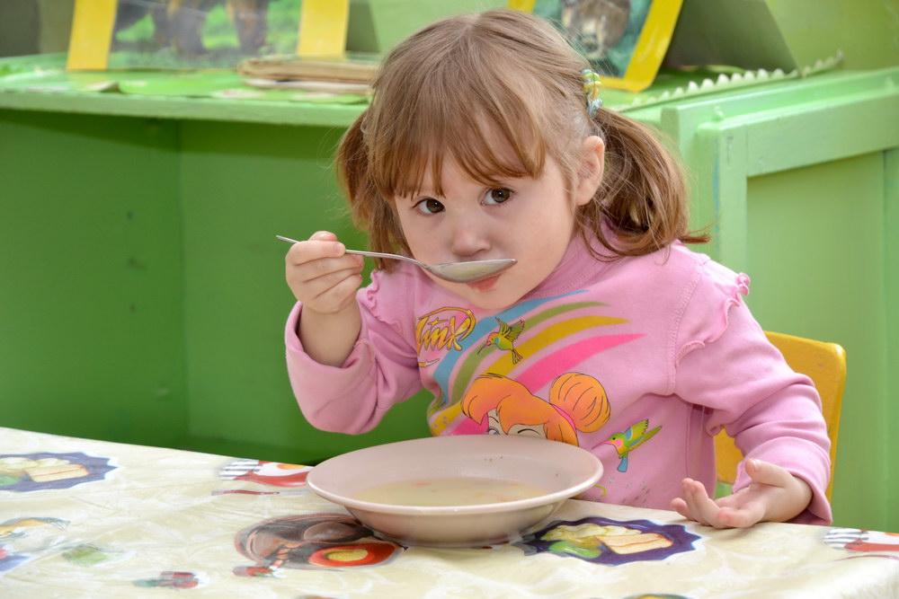 Нельзя заставлять ребенка доедать все, что лежит на тарелке, говорят эксперты