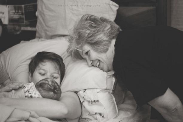 Internetul a fost cucerit de o serie de fotografii emoționante ale femeilor susținute la naștere de mamele lor