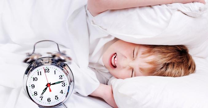 Как разбудить ребенка: 10 лайфхаков для родителей