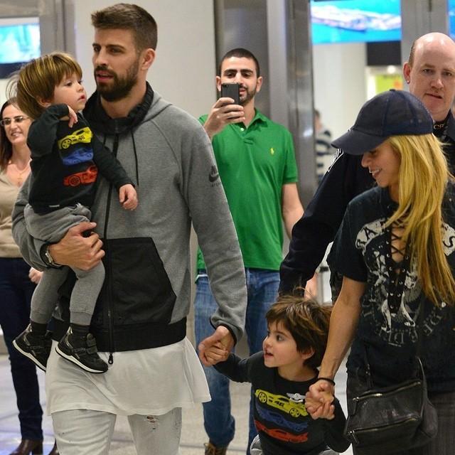 Шакира светится от счастья рядом с мужем и детьми в аэропорту Майами