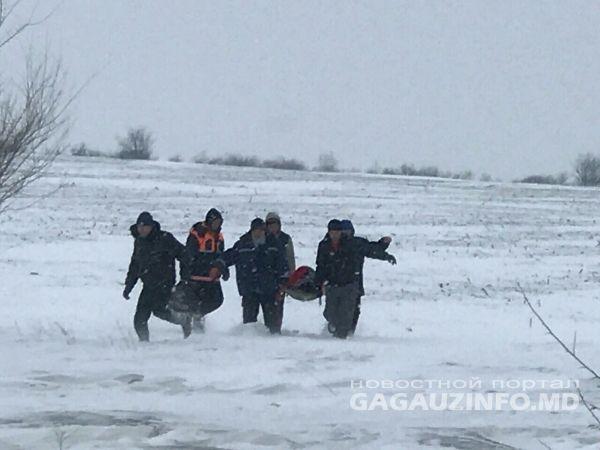 Молдавские спасатели несли роженицу на носилках по сугробам