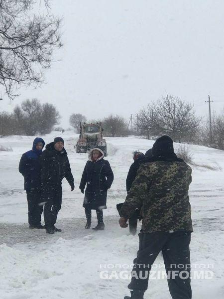Молдавские спасатели несли роженицу на носилках по сугробам