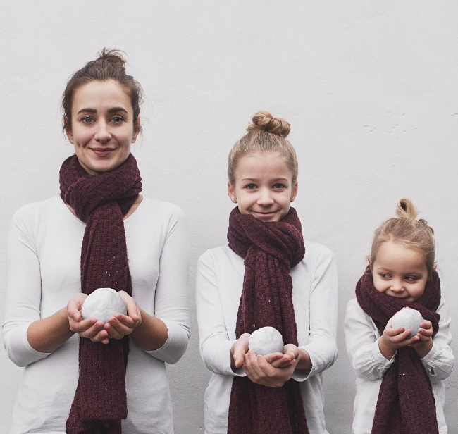 Фотографии одинаково одетых мамы и дочек стали хитом интернета