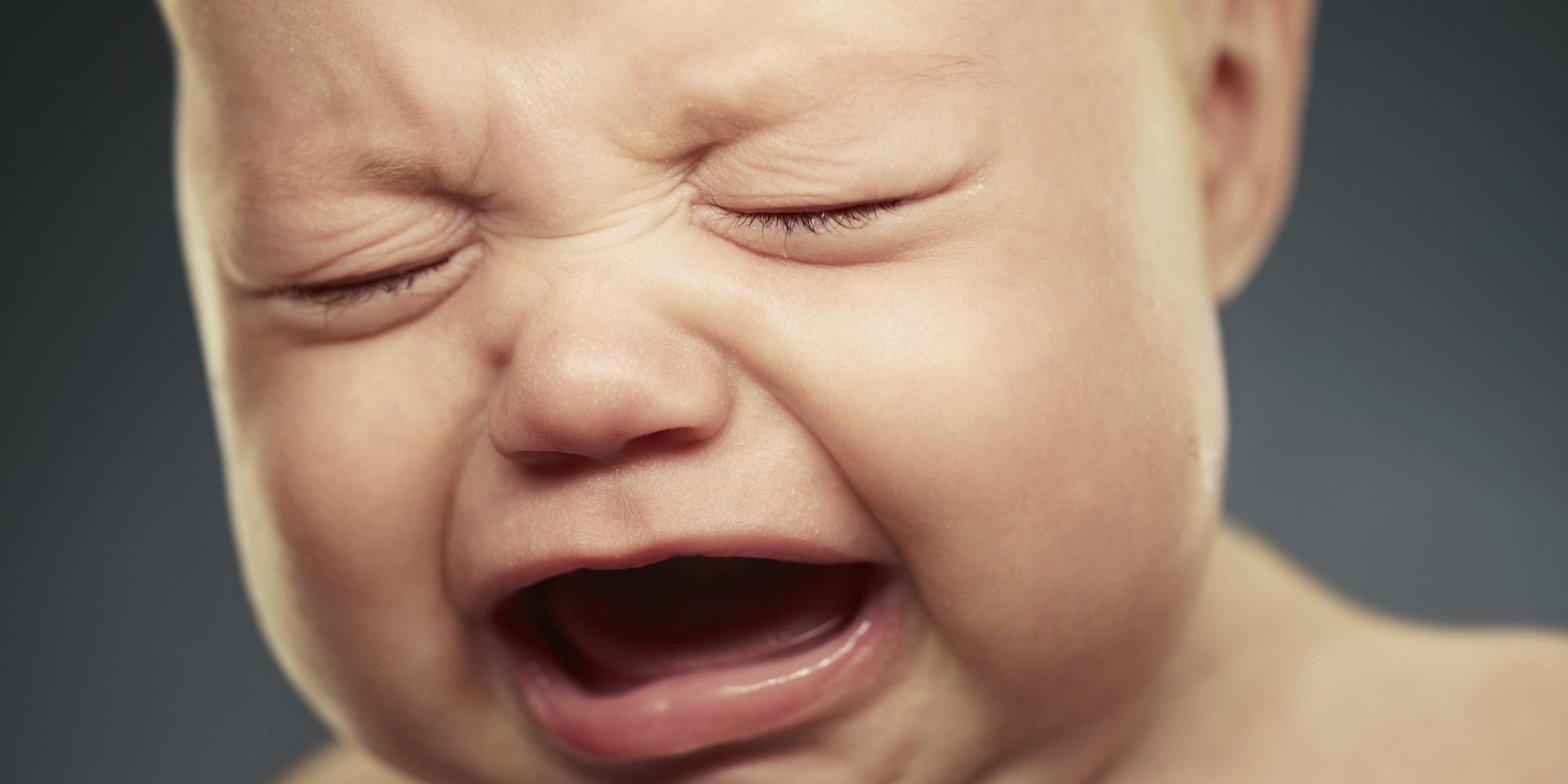 Почему плачущих малышей нельзя оставлять одних