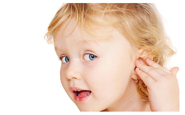 Doctorii despre găurirea urechilor