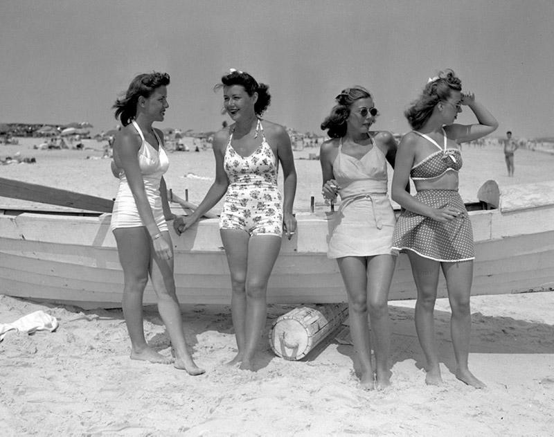 Ne întoarcem în trecut: frumoasele în stil retro îmbrăcate în bikini