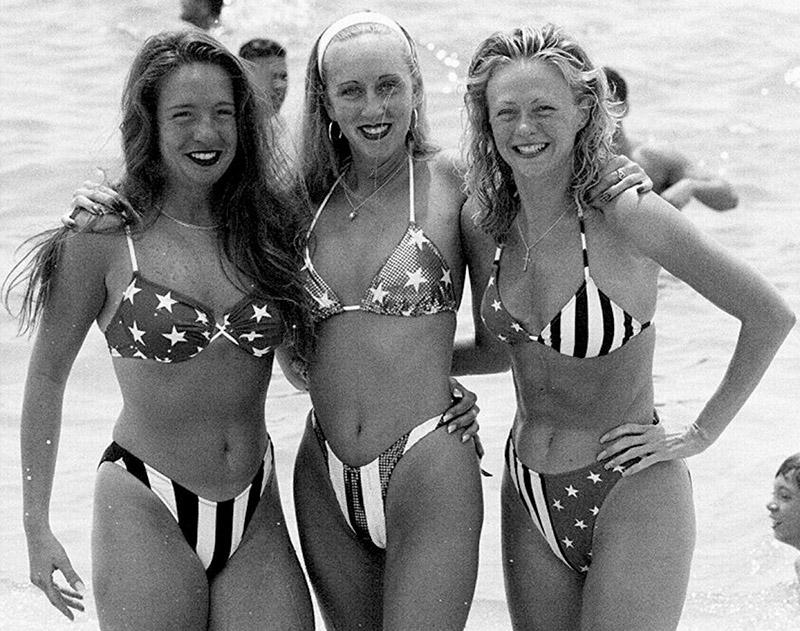 Ne întoarcem în trecut: frumoasele în stil retro îmbrăcate în bikini