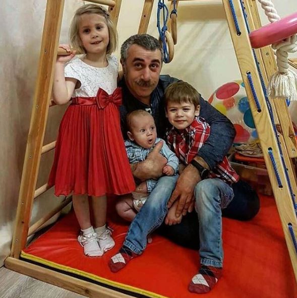 Доктор Комаровский показал нежное фото с внуками