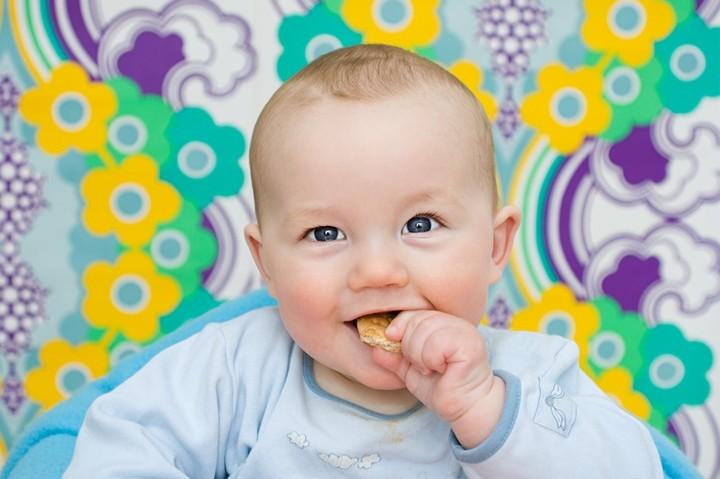 Cum să învățăm copilul să mestece?
