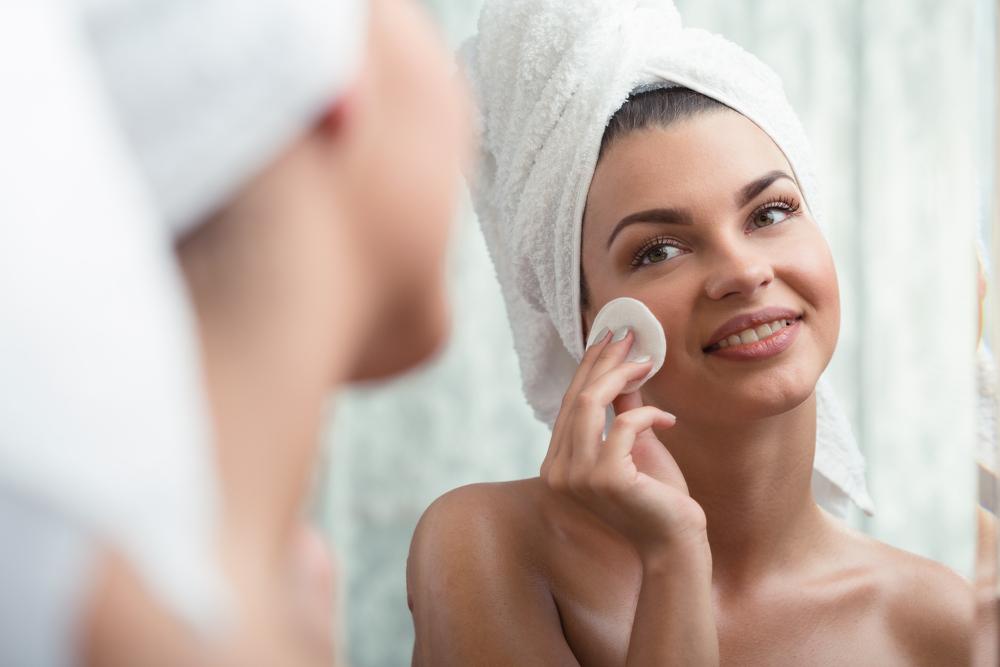 Как правильно снимать макияж: 9 лайфхаков для здоровья кожи