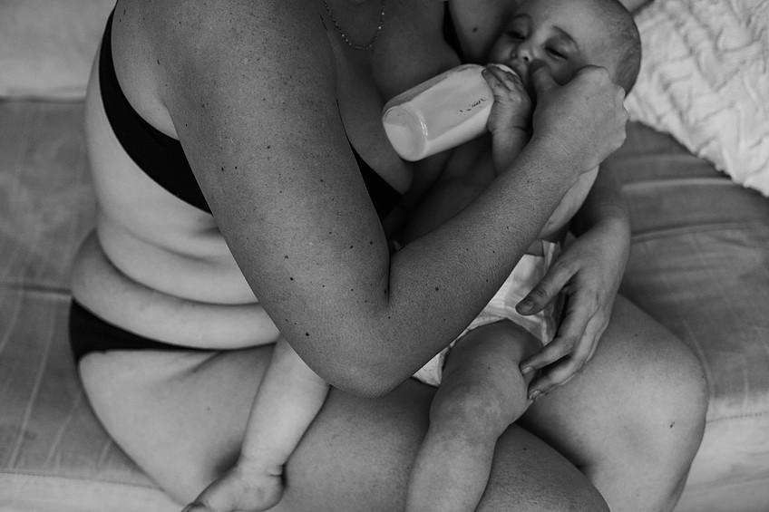 Просто еда: фотопроект о разных способах кормления младенцев