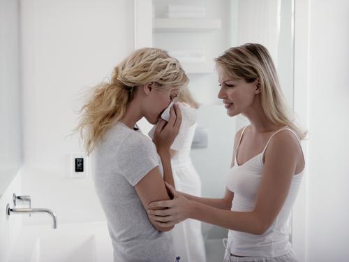 Cum să îţi ajuţi prietena care suferă de depresie postpartum: 8 sfaturi utile