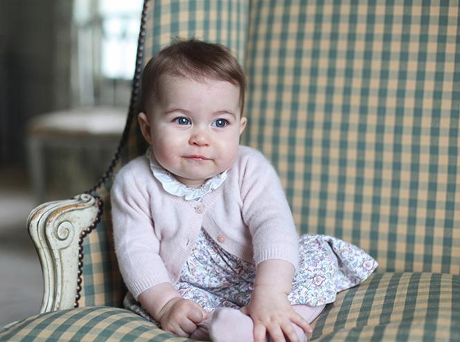 Принцессе Шарлотте исполнилось 2 годика, в честь этого королевский дворец поделился новым фото