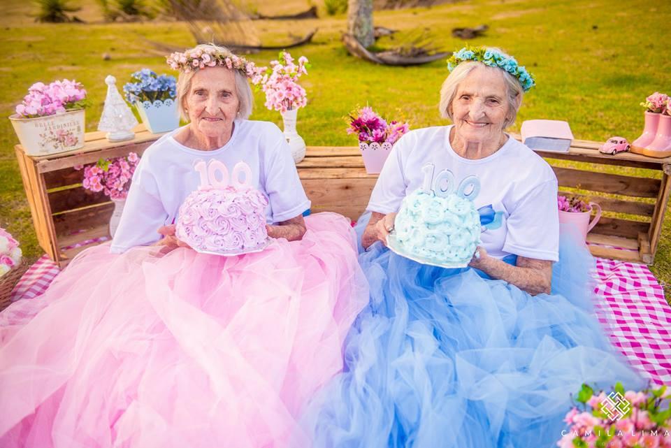 La 100 de ani, două gemene au avut parte de o ședință foto memorabilă
