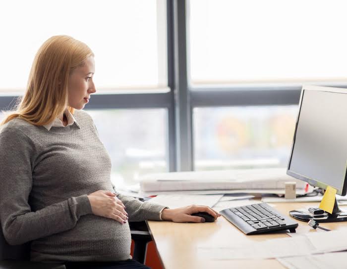 Работодателей обяжут обеспечивать особые условия труда для беременных и кормящих грудью матерей