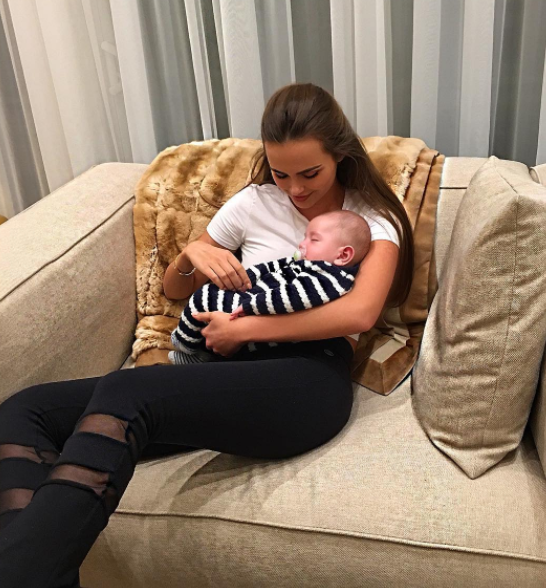 „Soțul meu are 3 copii cam de vârsta mea.” Ce dezvăluiri a făcut Xenia Deli într-un live pe Instagram