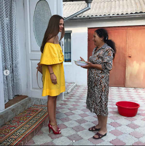 Xenia Deli, în vizită la bunica sa din Basarabeasca