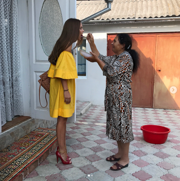 Xenia Deli, în vizită la bunica sa din Basarabeasca
