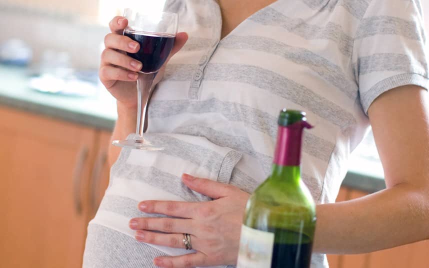 Cad în patima alcoolului chiar în timpul sarcinii