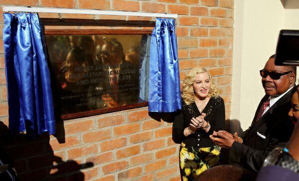 Мадонна продолжает помогать детям Африки! Певица открыла медицинский центр