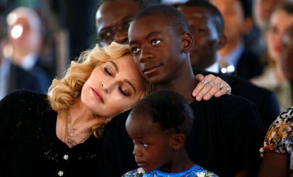 Madonna continuă să ajute copiii din Africa! Interpreta a deschis un centru de pediatrie
