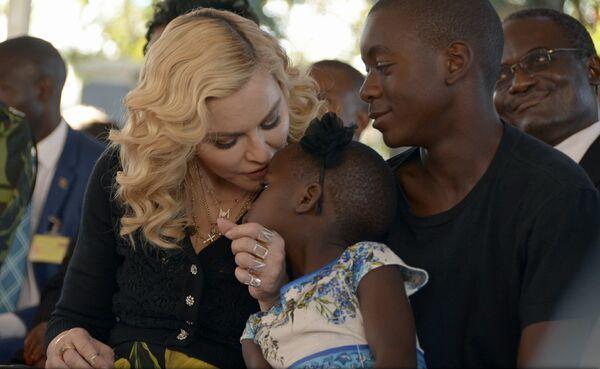 Мадонна продолжает помогать детям Африки! Певица открыла медицинский центр