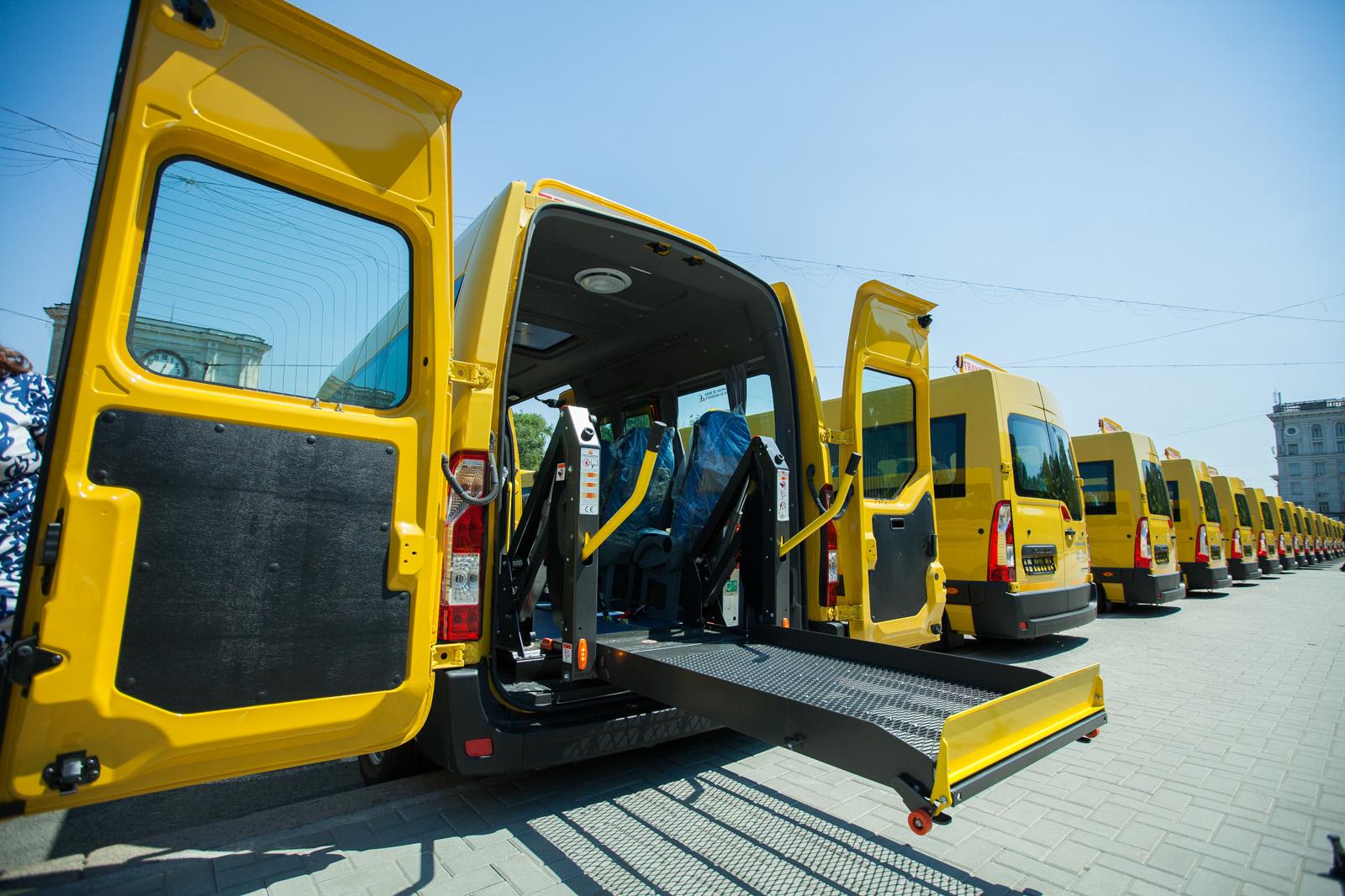 (POZE) Copiii din toată țara se vor duce la școală cu microbuze noi. România ne-a donat 96 de vehicule