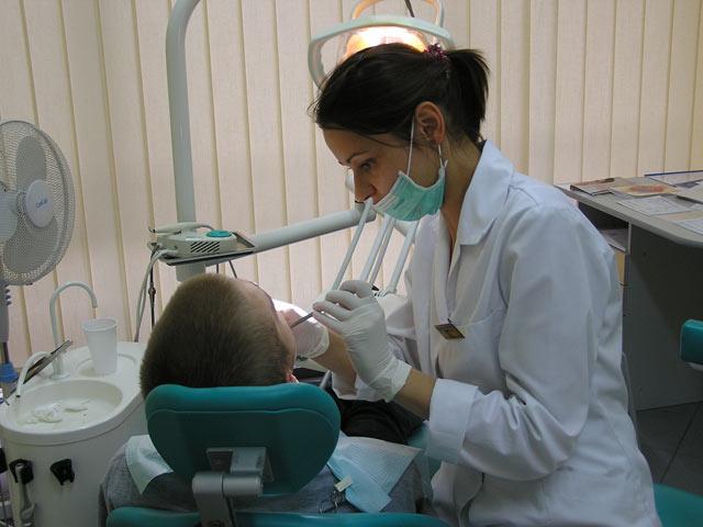 Tot mai mulți străini vin în Moldova pentru a-și trata problemele dentare